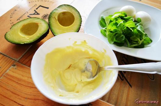 Sándwich de aguacate y huevo