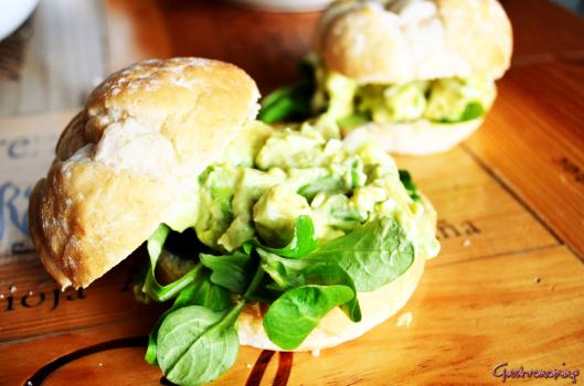 Sándwich de aguacate y huevo