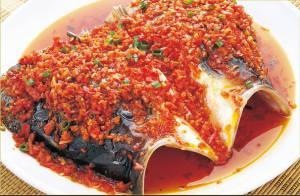 Cabeza de pescado en salsa picante