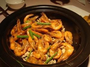 Langostinos fritos con hojas de té Jing