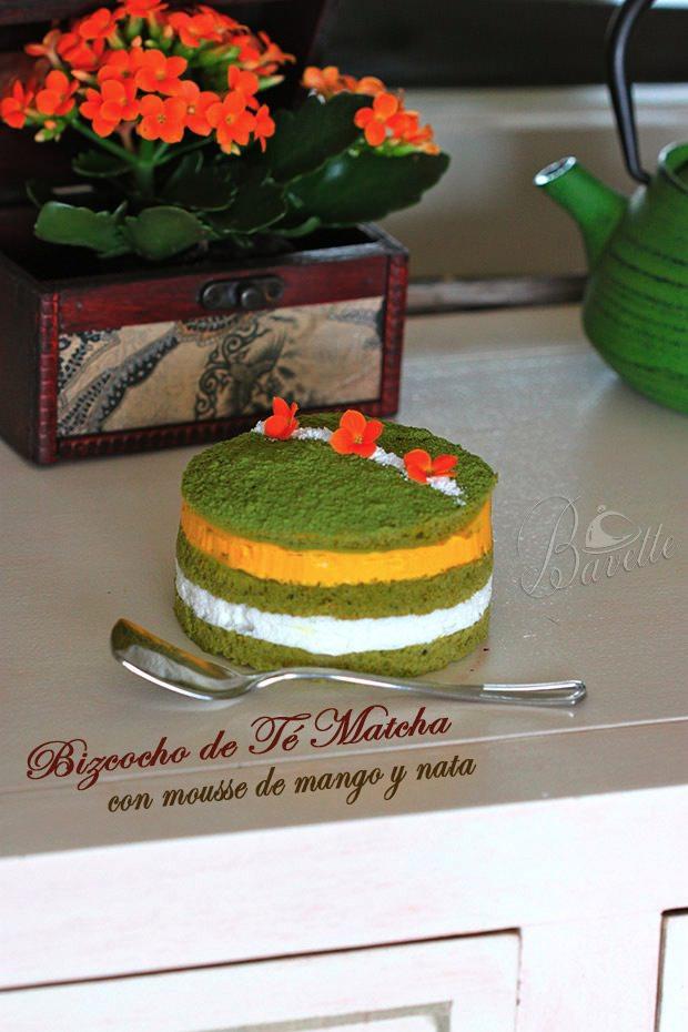 Bizcocho de té matcha con mousse de mango y nata (crema de leche)