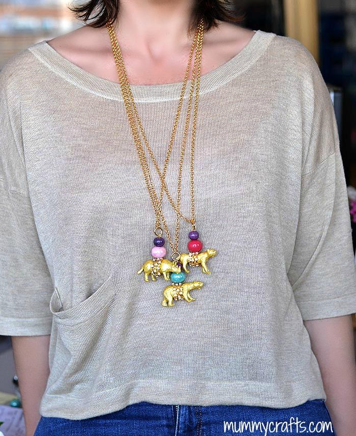 Collar con animales de plástico paso a paso