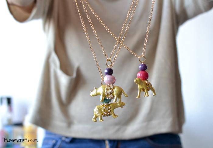 Collar con animales de plástico paso a paso