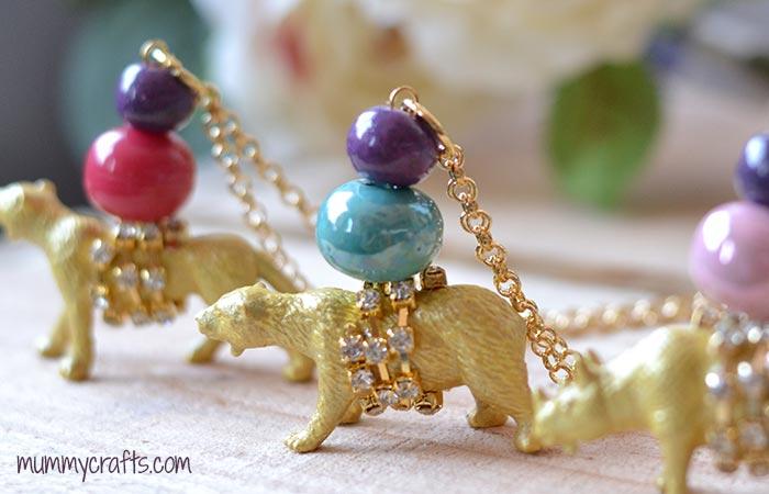 Collar con animales de plástico paso a paso