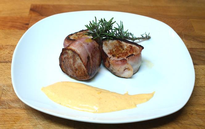 Solomillo de cerdo envuelto en bacon con mayonesa de ajo y sobrasada
