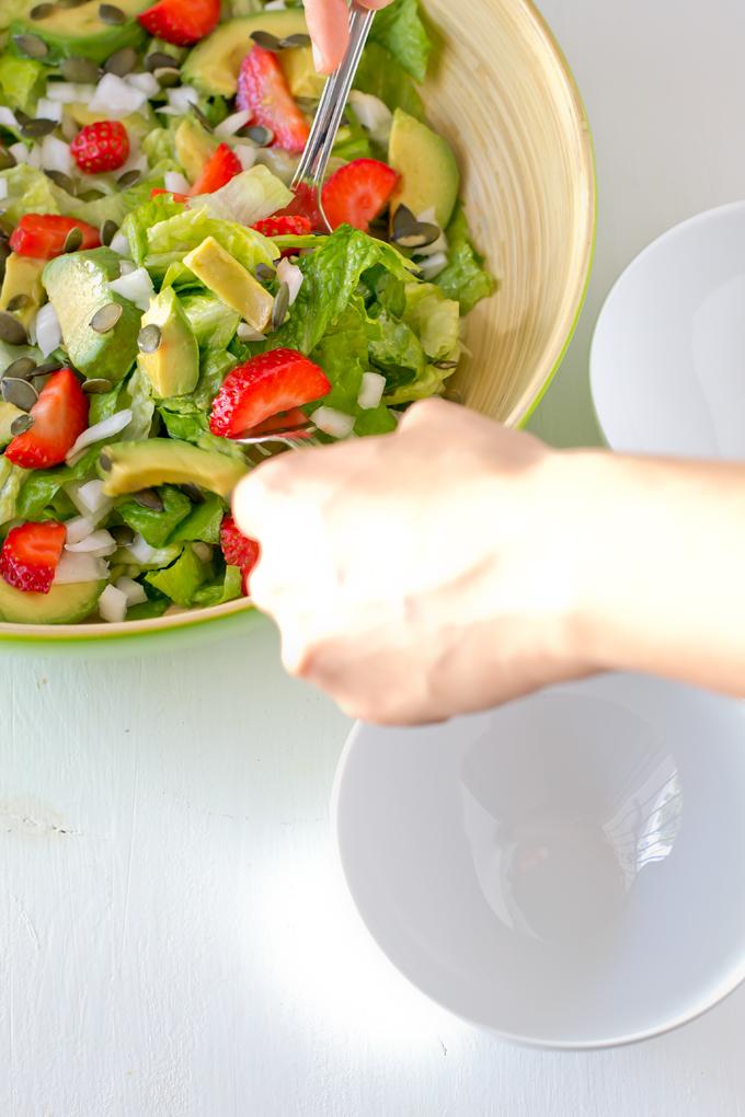 Ensalada de lechuga aguacate cebolleta fresas y semillas | danzadefogones.com #ensalada