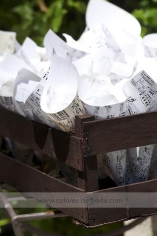 conos-papel-petalos-notas-musicales