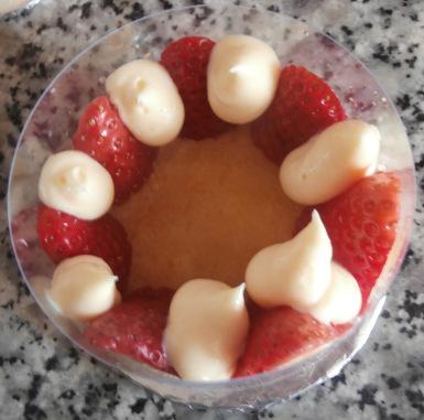 FRESAS EN EL MOLDE CON CREMA
