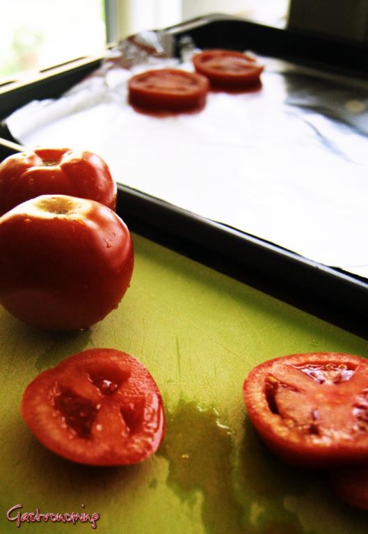 Milhojas de berenjena tomate y queso