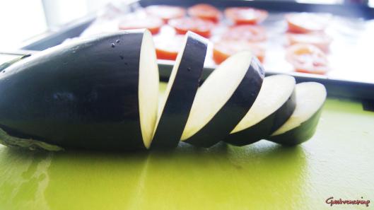 Milhojas de berenjena tomate y queso