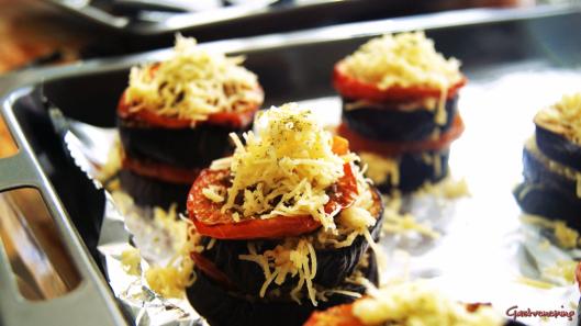 Milhojas de berenjena tomate y queso