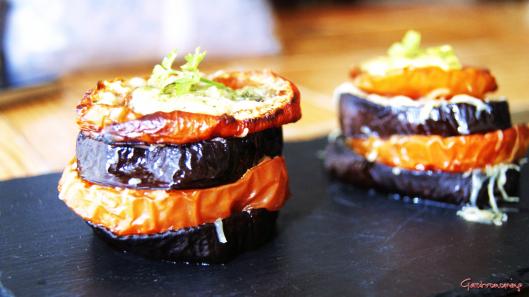 Milhojas de berenjena tomate y queso