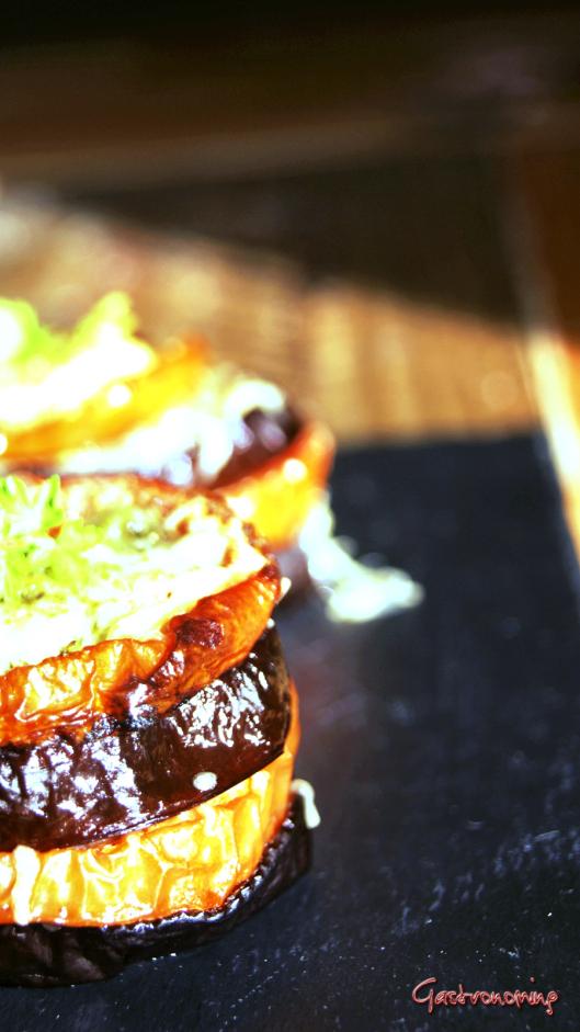 Milhojas de berenjena tomate y queso