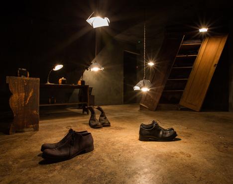 Los zapatos sí pueden estar por el suelo...