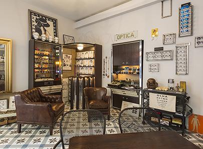 suelo de baldosas y muebles vintage