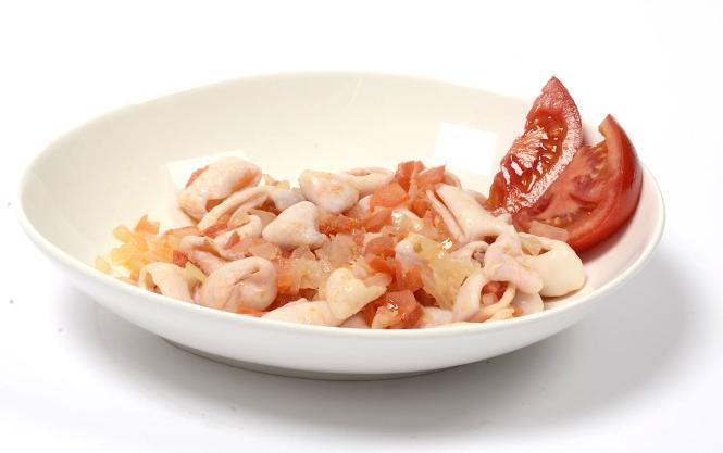 Calamares o calamar salteado con tomate maduro y cebolla
