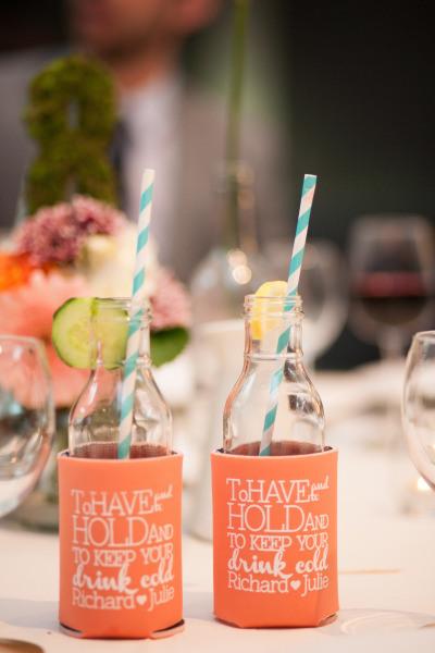 colores-de-boda-decoracion-botellas-pajitas-papel