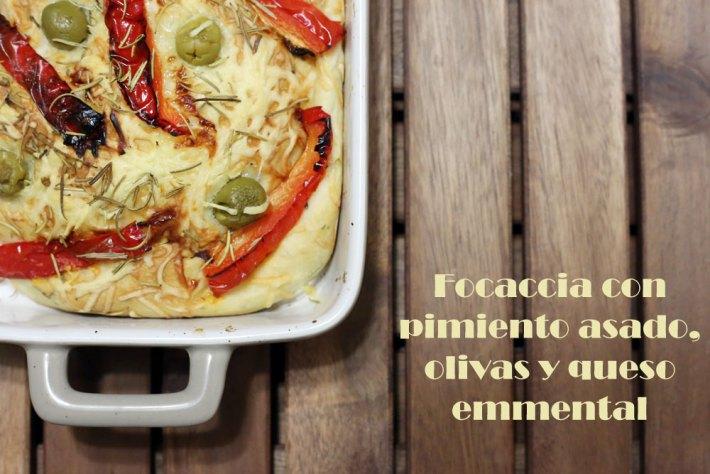 Focaccia con pimiento, queso y olivas