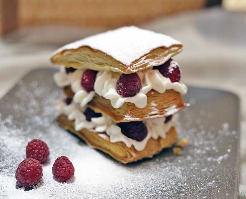 Milhojas de nata (crema de leche) y frambuesas