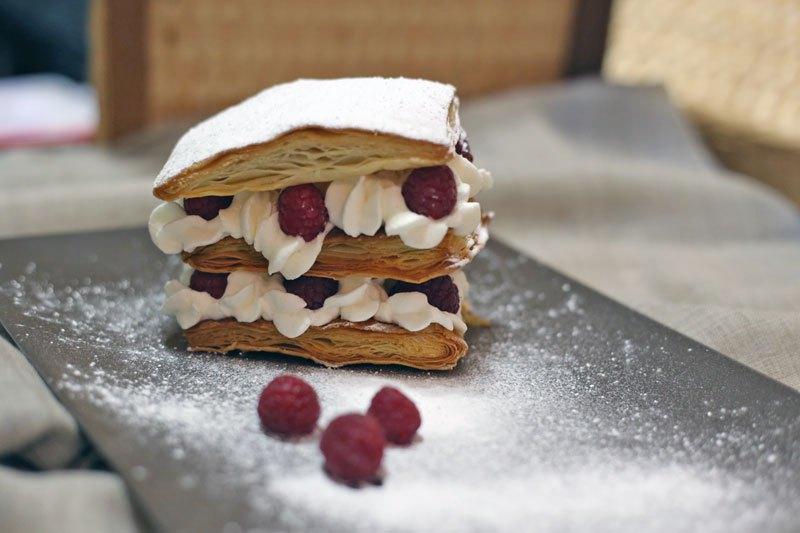 Milhojas de nata (crema de leche) y frambuesas