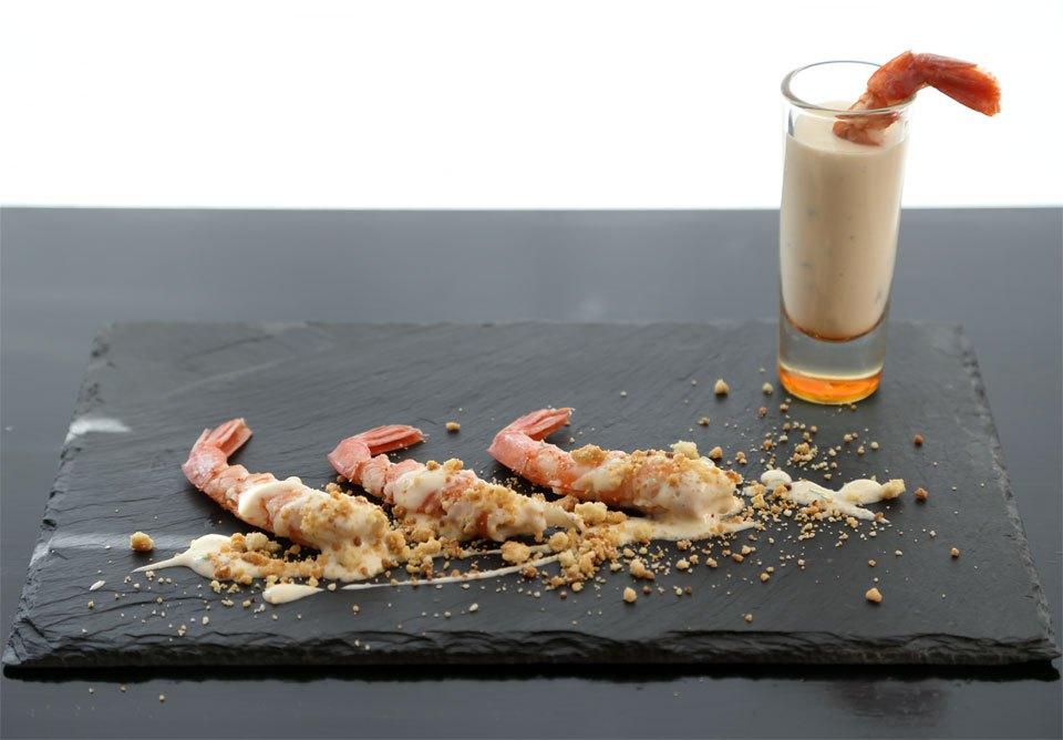 Gambón con salsa de queso y cítricos con crumble de almendra