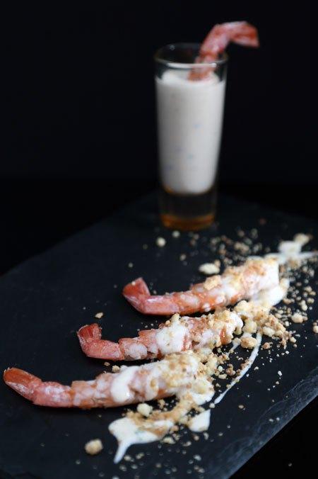Gambones con salsa de queso y cítricos con crumble de almendra