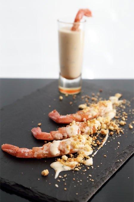 Gambones con salsa de queso y cítricos con crumble de almendra