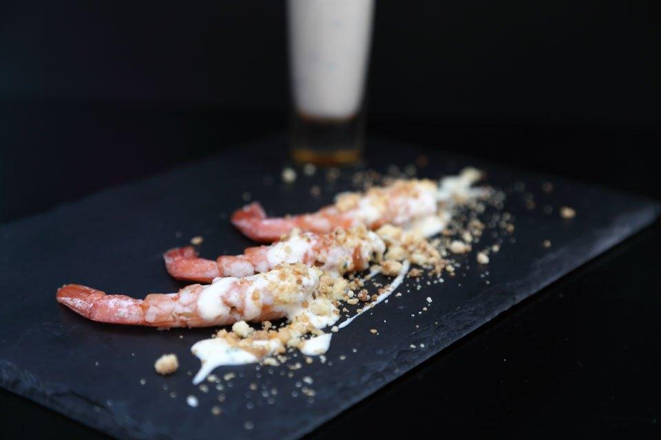 Gambones con salsa de queso y cítricos con crumble de almendra