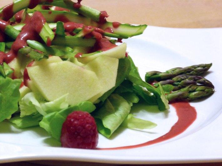 Ensalada de espárragos con vinagreta de frambuesa