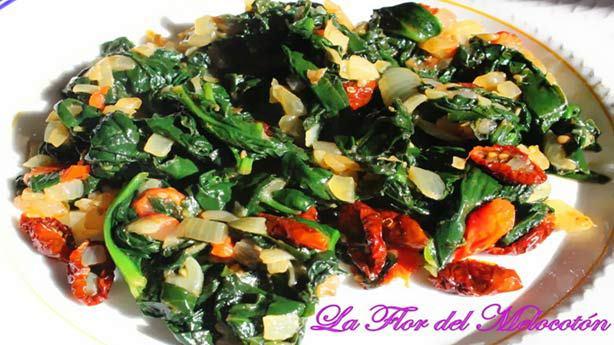Recetas Dukan con Tomates Secos: Espinacas con cebolla y tomates secos