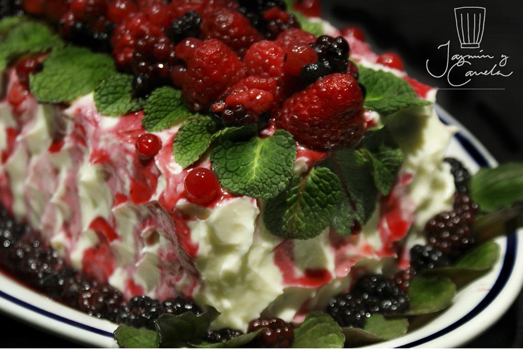 Plum Cake de lion con frosting de queso y Frutos del bosque