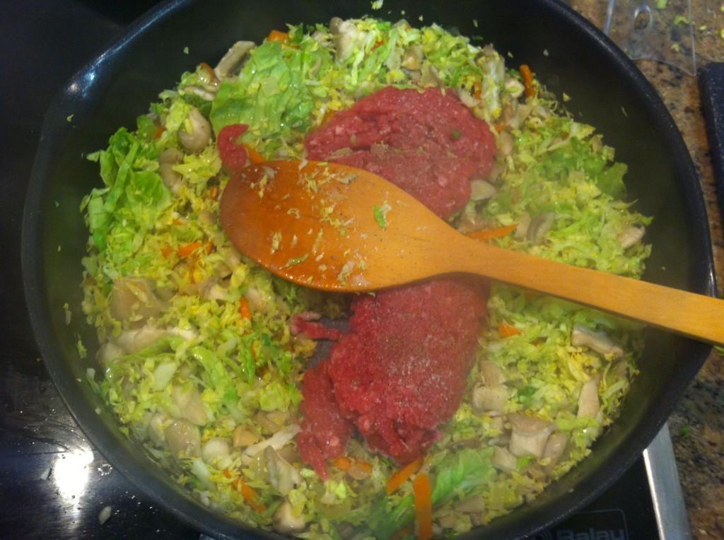 Añadiendo la carne picada
