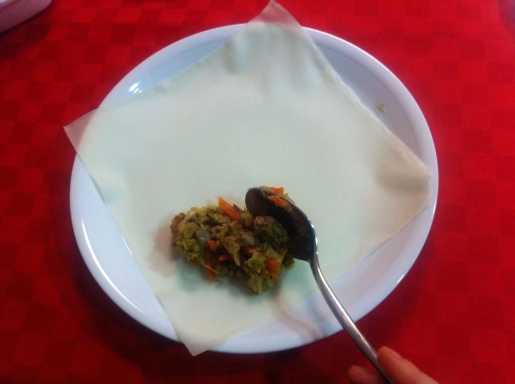 Poniendo el relleno en el rollito de primavera