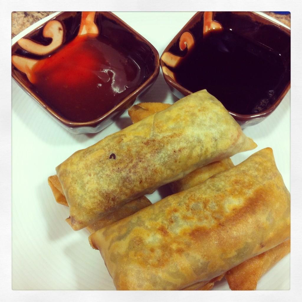 IMG_0197Rollitos de Primavera Chinos con salsa agridulce picante y salsa de soja con vinagre de arroz