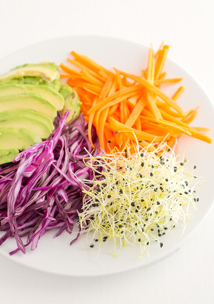 Ingredientes rollitos de verano: lombarda, zanahoria, brotes de ajo y aguacate