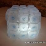 Cómo realizar una lámpara reciclando 45 botellas de plástico pequeñas - Lamp made out of 45 recycled plastic bottles Reciclado Creativo Rosa Montesa https://www.youtube.com/watch?v=gl1RU7tAwgc