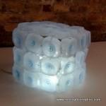 Cómo realizar una lámpara reciclando 45 botellas de plástico pequeñas - Lamp made out of 45 recycled plastic bottles Reciclado Creativo Rosa Montesa