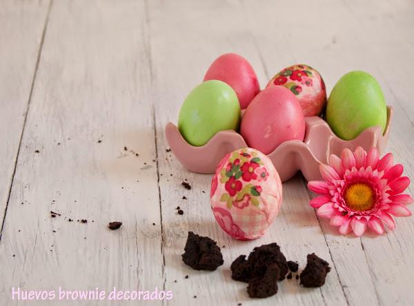 Huevos brownie decorados