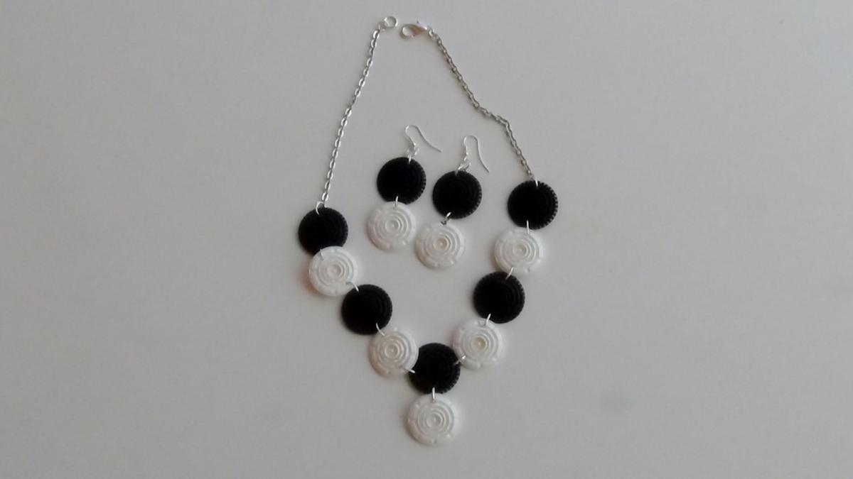 Collar y pendientes realizados con filtros de cápsulas de café Dolce Gusto - Black and white earrings and collant