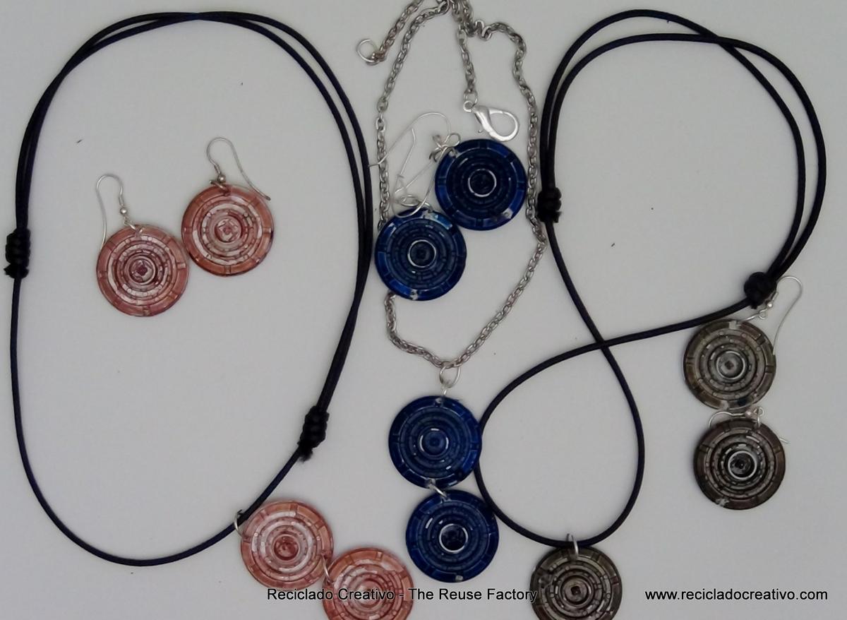 Earings and a Necklaces recycling filters ? Dolce Gusto Coffee Capsules. Pendientes y collares con filtros de cápsulas de café Dolce Gusto