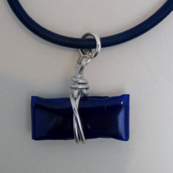 Colgante y pendientes realizados con botellas de plástico recicladas