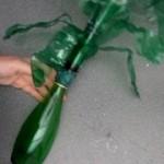 Florero. Hojas verdes de plantas para flores con botellas de plástico pet recicladas - Green leaves from reccled plastic bottles ( pet )