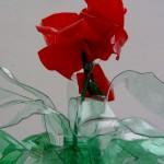 Cómo hacer una flor roja de botellas de plástico pet reciclado How to make plastic flowers with recycled plastic bottles