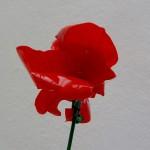 Cómo hacer una flor roja de botellas de plástico pet reciclado How to make plastic flowers with recycled plastic bottles