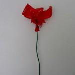 Cómo hacer una flor roja de botellas de plástico pet reciclado How to make plastic flowers with recycled plastic bottles