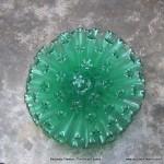 Lámpara realizada con 125 botellas de plástico recicladas - Lamp made with 125 recycled plastic bottles