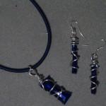 Cuentas para collares de plástico reciclado de color azul. Rosa Montesa. Reciclado Creativo http://www.youtube.com/watch?v=kyEi0X1mbvY&list=TLUE949oSShwiCZRZbDHp9zjsK4Rs1e9Su