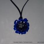 Colgante con forma de flor realizado con una botella de plástico reciclado. Rosa Montesa http://youtu.be/2o4dbsHZIaE