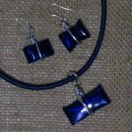 Bisutería ( pendientes y colgante( realizados con botellas de plástico recicladas y una plancha de alisar el cabello