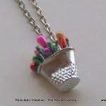 How to make a necklace with a thimble and colored pins . cómo hacer un collar con un dedal y alfileres de colores